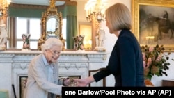 În urmă cu două zile, Regina Elisabeta a II-a a Marii Britanii a primit-o în audiență pe Liz Truss, pe care a numit-o premier al Marii Britanii.