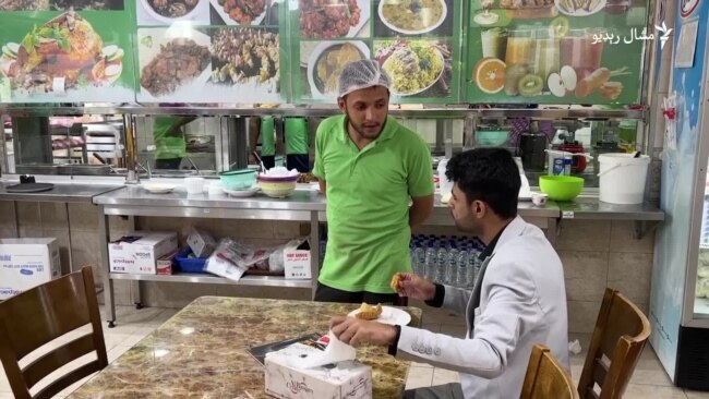 د کونډې مور يوازینی زوی د ۴ خوېندو تعليم لپاره دوبۍ کې مزدوري کوي