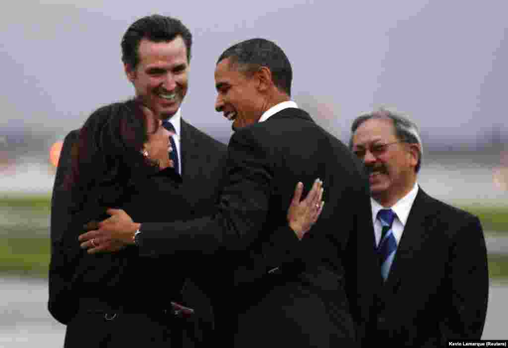 2011-nji ýylyň 17-nji fewralynda ABŞ-nyň şol wagtky prezidenti Barak Obama (ortada) Kaliforniýanyň şol wagtky baş prokurory Harris (çepde) bilen salamlaşýar. Kaliforniýanyň wise-gubernatory Geýwin Nýusom (çepden ikinji) we San-Fransisko şäheriniň häkimi Edwin Li (sagda) Harris San-Fransisko etrap prokurory bolup işe başlady. Ol bu wezipede 2004-2011-nji ýyllar aralygynda işledi, soňra Kaliforniýanyň baş prokurory wezipesine bellendi.