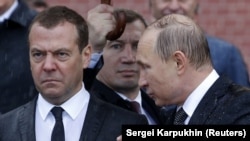 Экс-президент РФ Дмитрий Медведев (слева) и лидер РФ Владимир Путин, архивная фотография, 2017 год