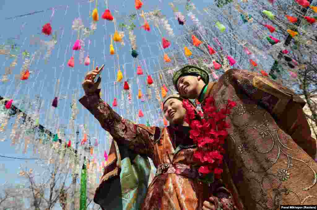 Un selfie în timpul festivalului Norouz din Almaty, Kazahstan.