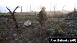Издание пишет о случае, когда статус дезертира не сняли с военного даже после того, как его похоронили