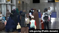 Сириядан кайтарылган аялдар жана балдар. Бишкек, Кыргызстан. 30-август, 2023-жыл. Сүрөттү Тышкы иштер министрлиги таратты.