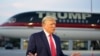 Bivši američki predsjednik Donald Trump nakon izlaska iz zatvora Fulton u Atlanti, 24. augusta 2023.