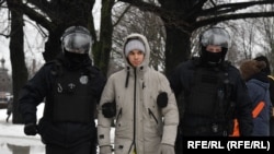 Арест на гражданин в Санкт Петербург, който е отдал почит на починалия опозиционер Алексей Навални.