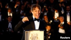 Sean Baker, regizorul filmului „Anora”, pe scenă la Cannes. 