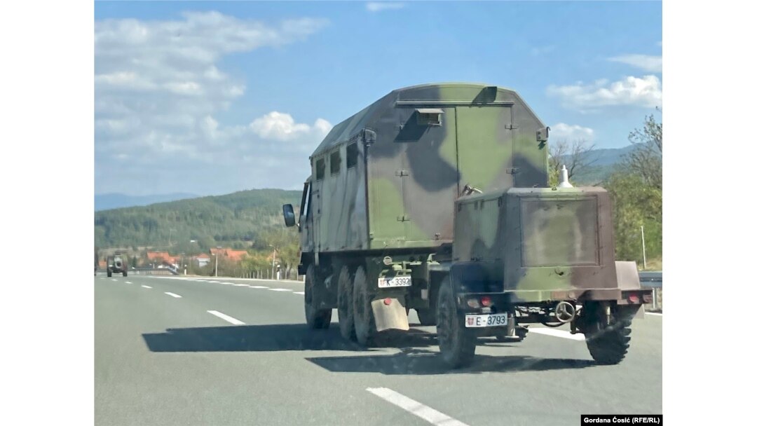 Vozilo Vojske Srbije na autoputu na jugu države