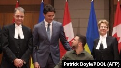Премьер-министр Канады Джастин Трюдо (в центре) и президент Украины Владимир Зеленский во время встречи в канадском парламенте