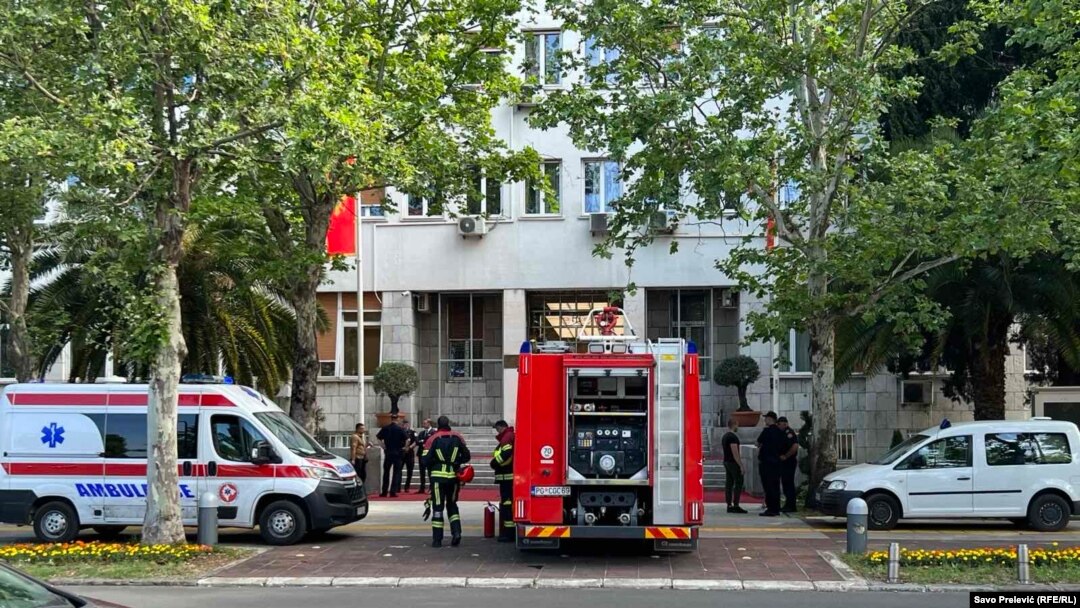 Vatrogasna i vozila hitne pomoći ispred zgrade Skupštine Crne Gore