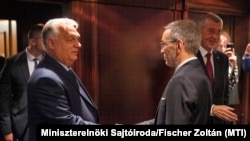 Orbán Viktor miniszterelnök, a Fidesz elnöke (b) kezet fog Herbert Kickllel, az Osztrák Szabadságpárt (FPÖ) elnökével tárgyalásuk előtt Bécsben. Jobbról Andrej Babiš korábbi cseh kormányfő, az Elégedetlen Polgárok Akciója (ANO) párt elnöke 2024. június 30-án