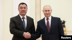 Ruski predsjednik Vladimir Putin rukuje se s predsjednikom Kirgistana Sadyrom Japarovim tokom sastanka u Moskvi, 8. maj 2023. 