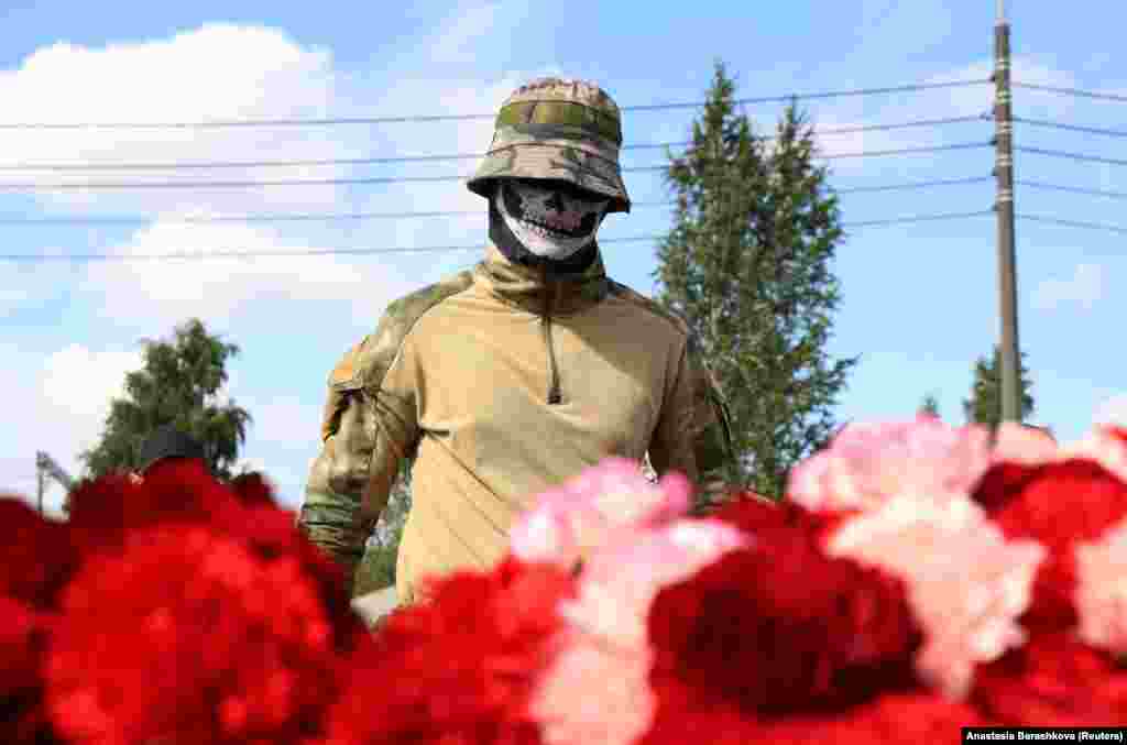 Боец ЧВК "Вагнер" посещает импровизированный мемориал возле бывшего ЧВК "Вагнер-центр", связанного с основателем ЧВК Евгением Пригожиным, в Санкт-Петербурге. Россия, 24 августа 2023 года. (REUTERS/Anastasia Barashkova)