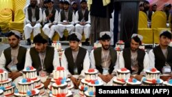 Mladoženje na ceremoniji masovnog vjenčanja u dvorani u Kandaharu, Afganistan, 28. februar 2023.