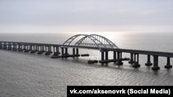 Фактична влада перекрила Керченський міст (на фото)