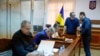 Раніше Ігор Коломойський в залі суду відмовився давати коментарі до оголошення рішення суду
