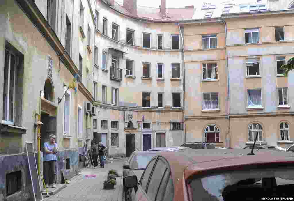 Žena gleda kako spasilačke službe traže preživele. Stotine hiljada raseljenih je našlo dom i sigurnost u Lvivu iz drugih delova zemlje pogođene ratom