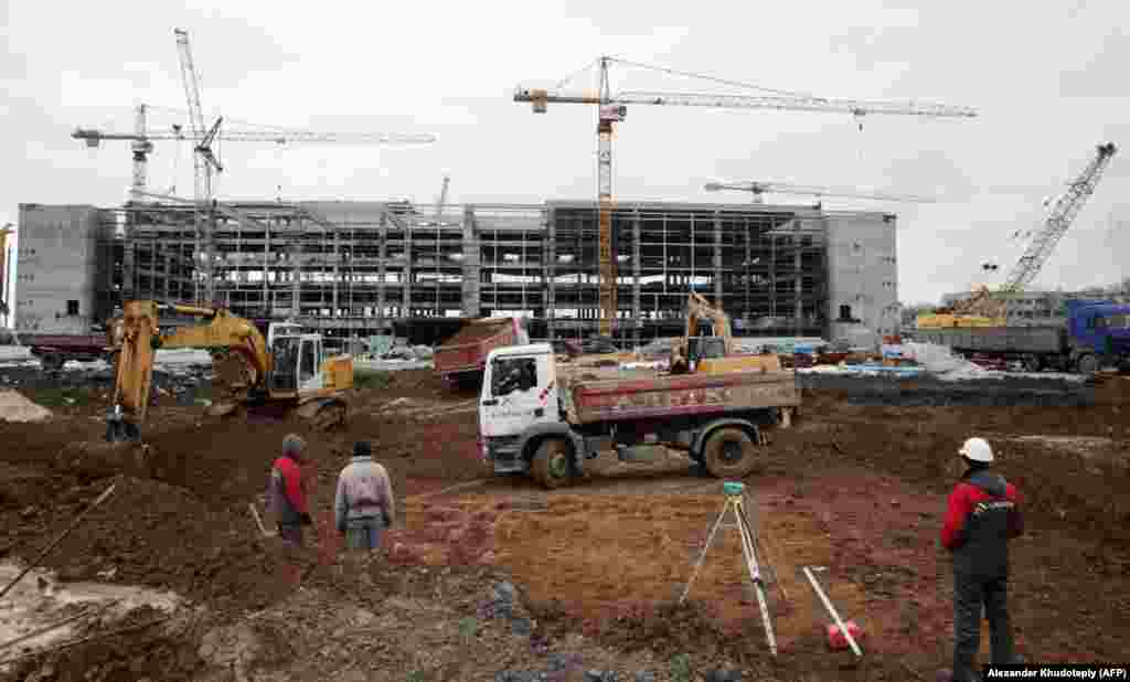 Lucrările de construcție în februarie 2011. Aeroportul modernizat din Donețk a fost terminat la timp pentru a primi echipe și fani pentru Campionatul European de Fotbal UEFA 2012, pe care Ucraina l-a găzduit împreună cu Polonia.