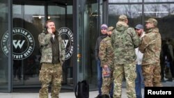"Вагнер" менчик аскердик компаниясынын кеңсесинин алдында турган адамдар. 4-ноябрь, 2022-жыл. 