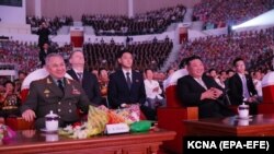 Ruski ministar odbrane Sergej Šojgu (prednji lijevo) i lider Sjeverne Koreje Kim Džong Un (prednji desno) u Pjongjangu 27. jula 2023.