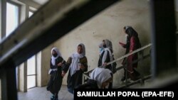 ارشیف: په افغانستان کې د یوه ښوونځي زده کوونکې