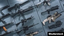 O colecție de carabine și puști amplasate pe un perete. (Imagine simbol).