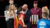 Predsednik Fudbalskog saveza Španije Luis Rubijales grli špansku fudbalerku Aitanu Bonmati nakon pobede Španije u finalu Svjetskog prvenstva u fudbalu za žene protiv Engleske, Sidnej, 20. avgust