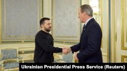 Президентът на Украйна Володимир Зеленски и новият министър на външните работи на Великобритания Дейвид Камерън