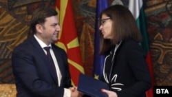 Поранешните министри за надворешни работи на Северна Македонија и Бугарија, Бујар Османи и и Теодора Генчовска по потпишувањето на Протоколот, 17 јули 2022 г.