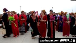 Турменские женщины в традиционной одежде
