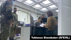 Равшан Жээнбеков парламенттик шайлоого бир мандаттуу округдан катышуу үчүн арызын БШКга тапшырууда. 12-сентябрь, 2021-жыл.