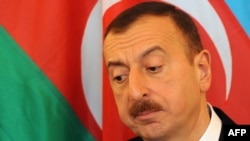 Azerbaýjanyň prezidenti Ylham Alyýew Pragada metbugat konferensiýasynda žurnalistleriň soraglaryna jogap berýär. Praga, 5-nji aprel, 2012.