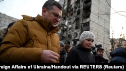 Външната министърка на Германия Аналена Бербок и украинският ѝ колега Дмитро Кулеба по време на посещението в Харков