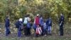 Migranți la frontiera germano-austriacă la Achleiten lîngă Passau în 2015