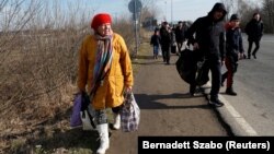 Sokan menekülnek Ukrajnából gyalogosan a harcok elől, csomagjukat cipelve – Beregsurány, 2022. február 25.