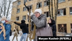 Studente de la colegiul medical din Kiev, în timpul unui antrenament de apărare civilă, februarie 2022