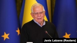 Жозеп Борел по време на посещението си в Киев на 8 април