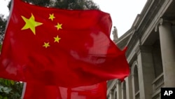 Kineska zastava ispred zgrade Završnog žalbenog suda u Hong Kongu (9. veljače 2021.)