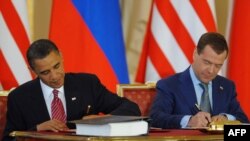 Президент США Барак Обама та його російський колега Дмитро Медведєв підписують нову угоду про СНО. Прага, 8 квітня 2010 року
