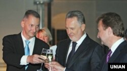 Віце-президент Української асоціації видавців періодичної преси Борис Ложкін, голова Ради Федерації роботодавців України Дмитро Фірташ та голова Київської міської держадміністрації Олександр Попов (зліва направо) відкривають 19-й Всесвітній форум редакторів, Київ, 2 вересня 2012 року