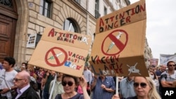 Oltásellenes tüntetők egy párizsi demonstráción 2021. július 17-én