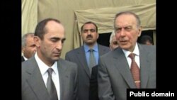  Встреча президентов Армении и Азербайджана Роберта Кочаряна и Гейдара Алиева на участке границы Садарак, сентябрь 1999 года.
