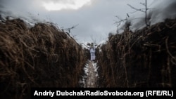 Солдат в окопі на передовій позиції української армії під Золотим-4, Луганська область, 13 лютого 2020 року