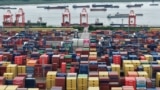 Containere în portul din Nanjing, în provincia Jiangsu din estul Chinei, pe 12 august 2025.