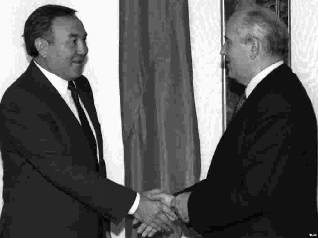 С февраля 1990 года Нурсултан Назарбаев параллельно исполнял обязанности председателя Верховного совета Казахской ССР и первого секретаря Центрального комитета Компартии Казахской ССР. На должность первого секретаря Центрального комитета Компартии он был избран 22 июня 1989 года. На снимке: президент СССР и генеральный секретарь Центрального комитета Коммунистической партии Советского Союза Михаил Горбачев (справа) и президент Казахской ССР, первый секретарь Центрального комитета Компартии Казахской ССР Нурсултан Назарбаев. Москва, 25 сентября 1990 года.