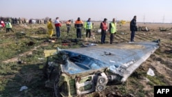 Обломки украинского пассажирского самолёта после падения в результате удара двумя ракетами иранских ПВО, 8 января 2020 года