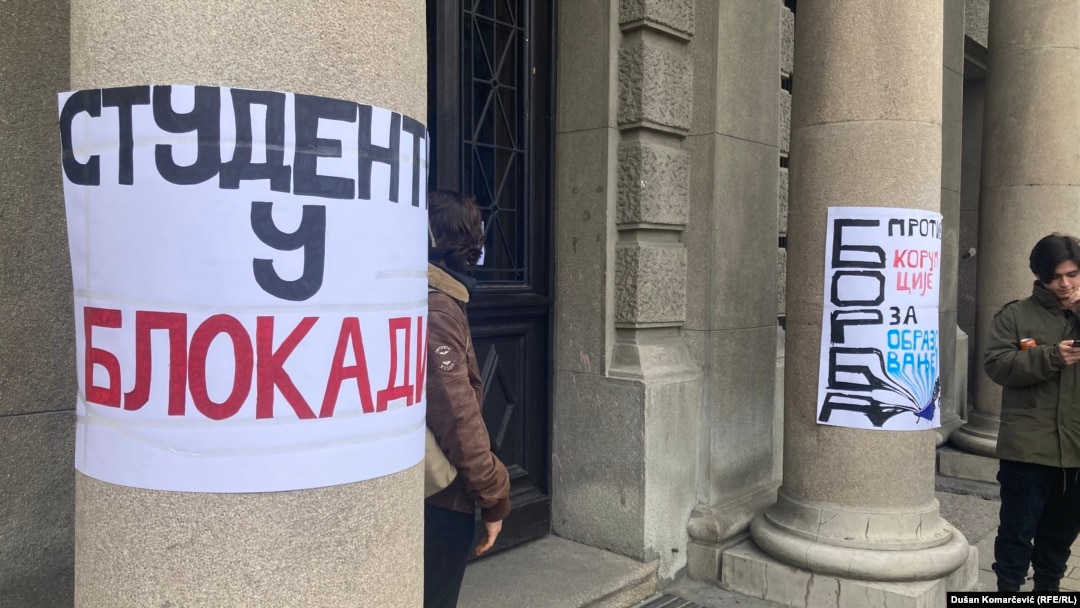 Transparenti ispred Filološkog fakulteta u Beogradu u blokadi, 3. decembra 2024.