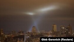 Украинские военнослужащие используют прожекторы для поиска беспилотников в небе, Киев, Украина, 13 января 2025 года