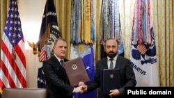 The foreign ministers of Azerbaijan and Armenia, Jeyhun Bayramov (L) and Ararat Mirzoyan, at the ceremony of initialing a peace agreement between their countries in Washington, USA, on August 8, 2025.