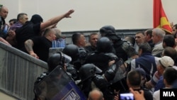 Protestuesit duke hyrë në ambientet e Kuvendit të Maqedonisë, 27 prill