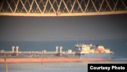 Заблокированный проход под Крымским мостом.